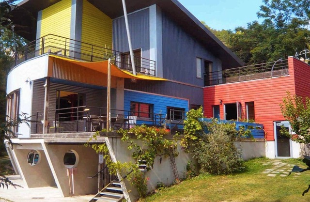 Atypical architect's house and its private port on the Seine