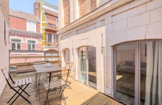 Atypical triplex, near Grand Place with terrace