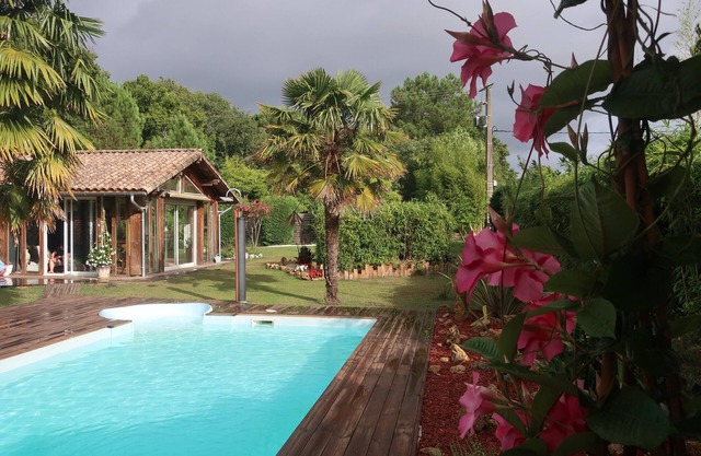 Atypical wooden house with heated pool: Pine forest, ocean and calm