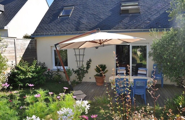 Auray house, private garden near downtown.