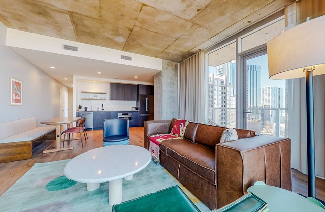 Austin city escape with rooftop pool, free WiFi, full kitchen, & lovely views