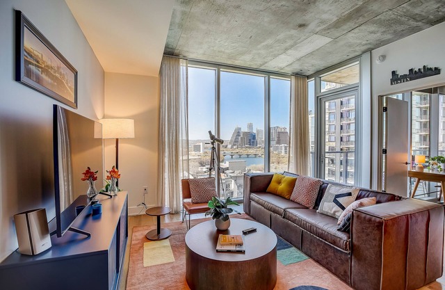 Austin Rainey Street perch with balcony - rooftop pool & gym