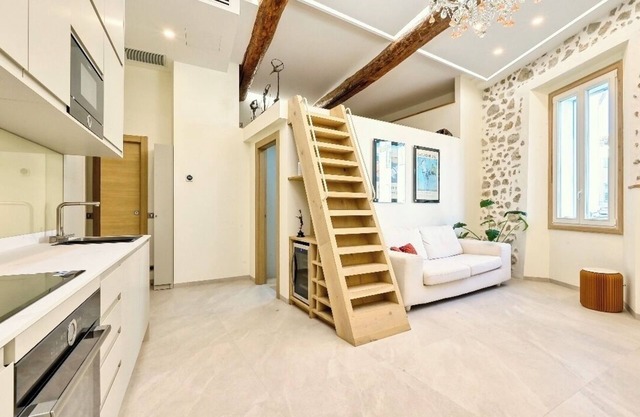 Authentic 2-room mezzanine port d'Antibes