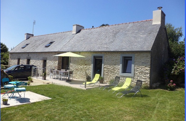 Authentic Breton cottage in the countryside, close to services and the sea.
