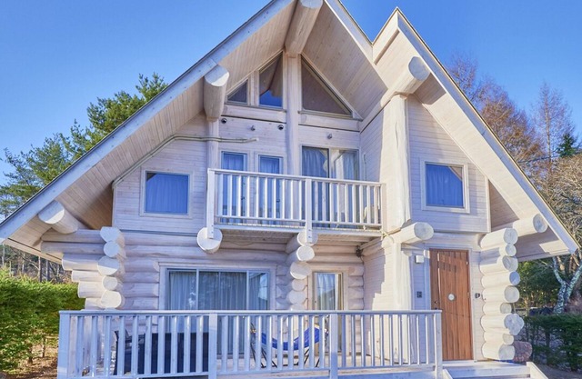 Authentic Luxury Canadian Log House with a 350-Year-Old Yellow Cedar Hand-Cut.