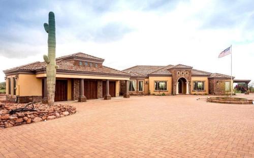 AUTHENTIC SANTA FE STYLE VILLA WITH PANORAMIC VIEWS