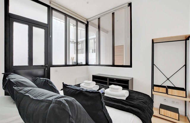Authentique Apartment - 1BR- 2P- Voltaire