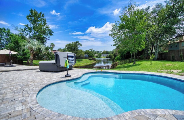 ~Autumn Oasis Sleeps 8 Heated Pool & Spa~