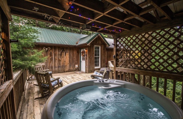 Autumn Ridge- Cozy cabin in the Blue Ridge Mountains with a bubbly hot tub!🗻
