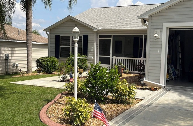 Available Jan - Mar 2026! 3br/2ba in prime Villages location
