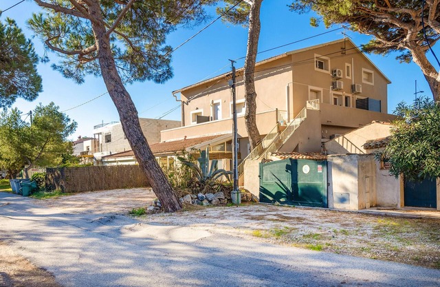 Awesome apartment in Hyères with WiFi