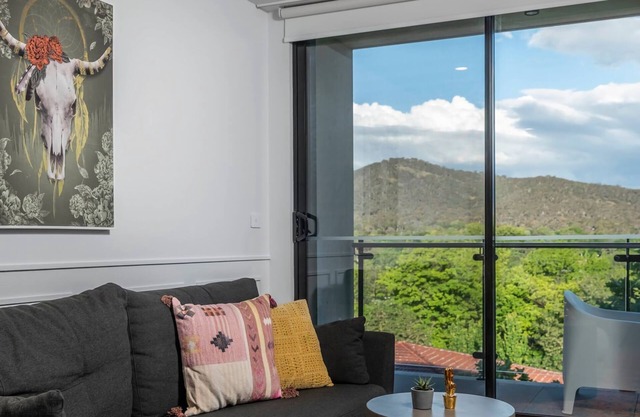 Awesome Brooklyn Inspired Stay - Mt Ainslie View