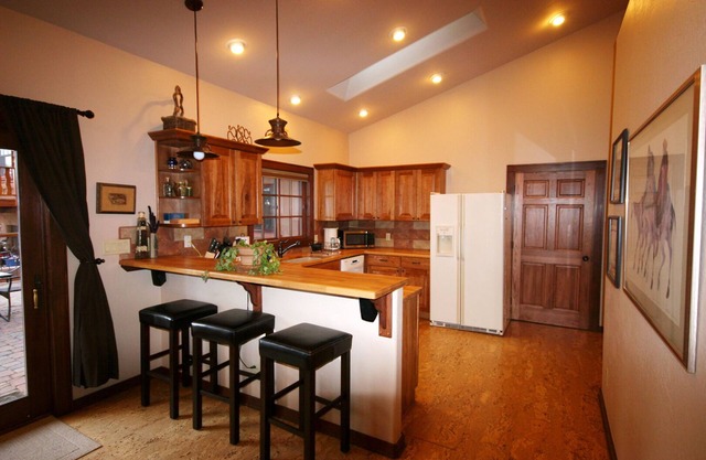 Awesome Custom-built Guesthouse In Quiet Downtown Location