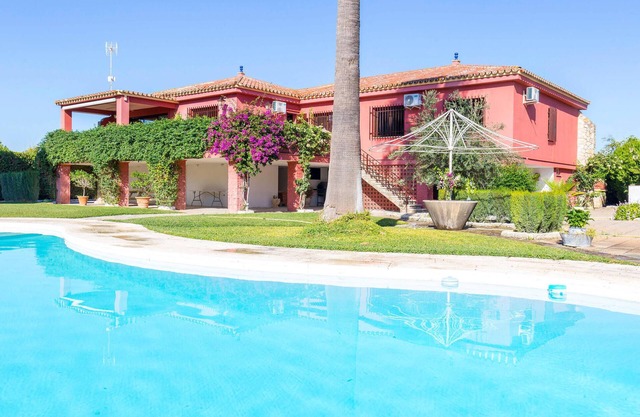 Awesome home in Morón de la Frontera