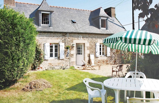 Awesome home in Pleumeur Gautier