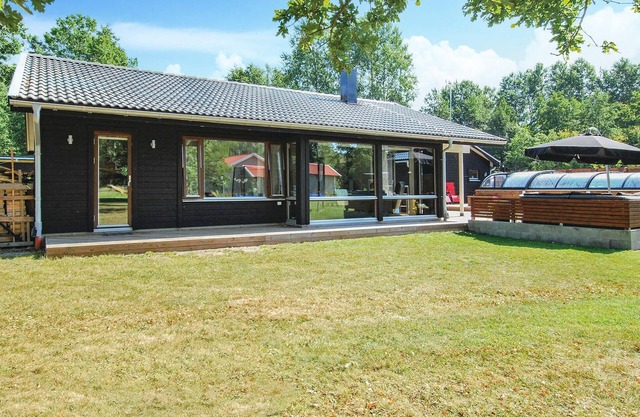 Awesome home in Löttorp