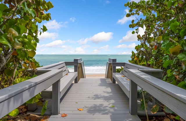 Awesome pool house just steps from the beach on the island in Vero!