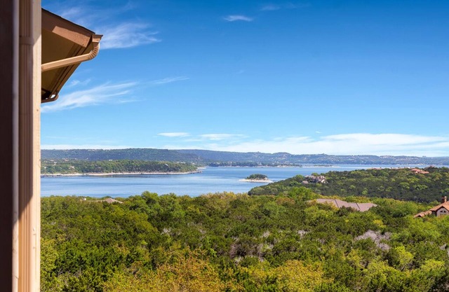 Awesome remodeled Villa at Hollows Resort, great Lake & Hill Country view, Pools, Fitness Center!