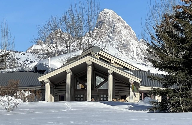 Awesome Teton Views! 6 Acres. Ski, Hike, Fish, Jacuzzi. Sleeps 6 Comfortably.