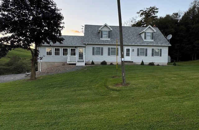 "Back Pasture Escape" NEW! Large Home farm views 7.5 miles to Worlds End, YMH.