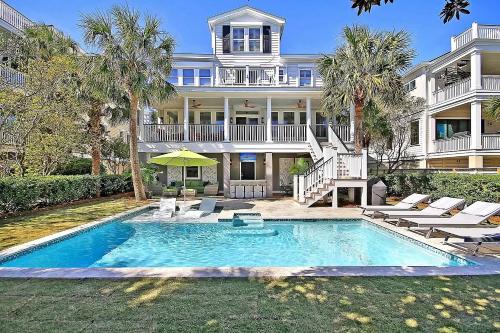 Backyard Oasis- Steps 2 Beach, Private Pool & Bar, Sleeps 16, 7 Bedrooms 5 and a half bathrooms "The Lucky Penny"
