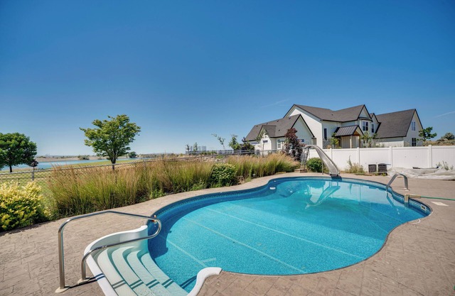 Backyard Oasis w/Outdoor Kitchen! Moses Lake Home