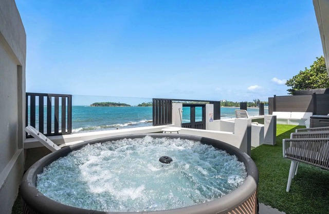 Balandras Beach House #4 | Beachfront w/Hot Tubs