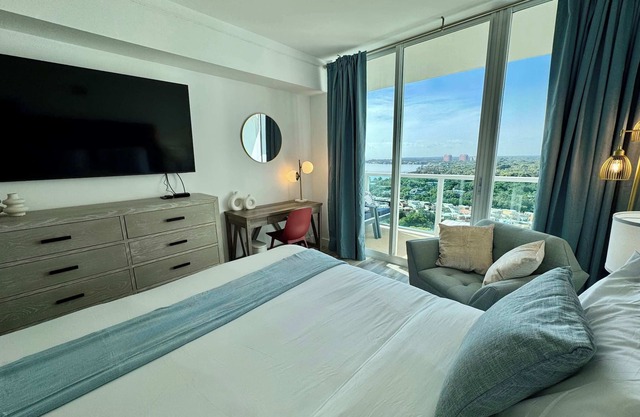 Balcony Ocean View ! Pool - WiFi - Gym - Parking