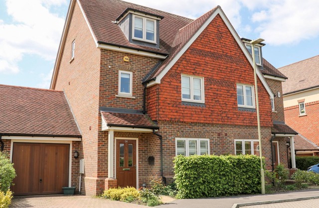 BALDWIN CLOSE, character holiday cottage in Hartley Wintney