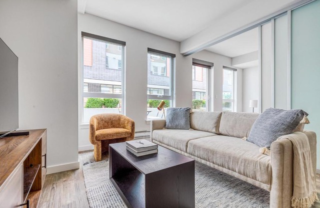 Ballard 1BR w BBQ Lounge WD onsite retail SEA-327