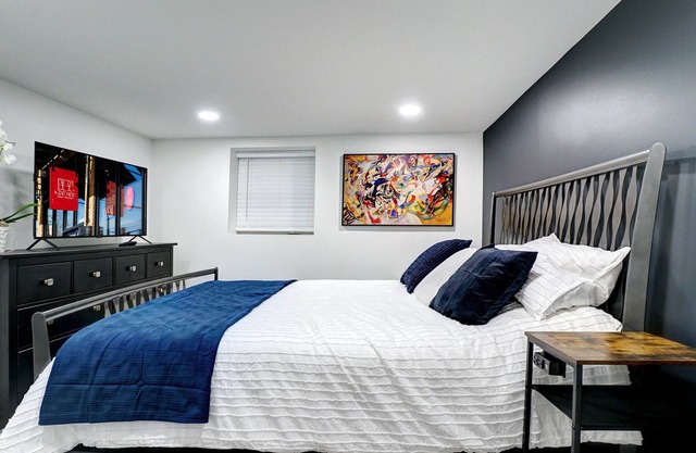 Ballard Luxury Contempo Flat w/Sauna & EV Charger