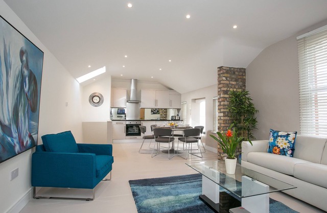 Ballsbridge Superb 3 Bedroom 2 Bathrooms Duplex Lodge - free parking - sleeps 8