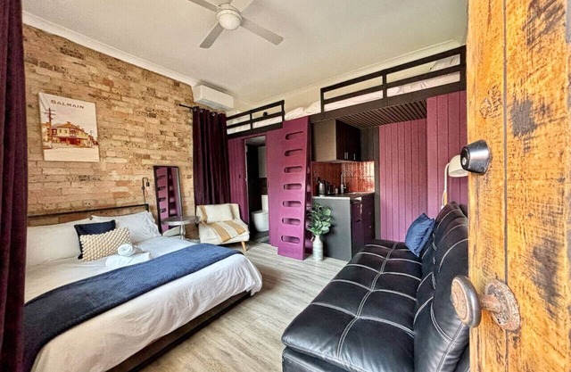 Balmain Studio | Sleeps 7 | AC + Parking | Central