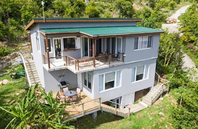 Banana Sweet Top! 2 BEDROOM! Great for families or 2 couples.