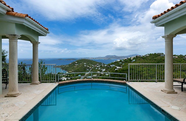 Bananaquit Villa: Amazing Views! Large Pool! Full AC!