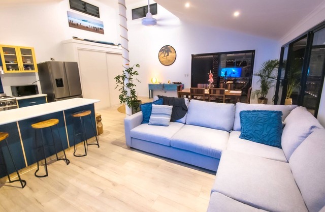 Barefeet Retreat - 3 bedroom air conditioned, pet friendly, town location