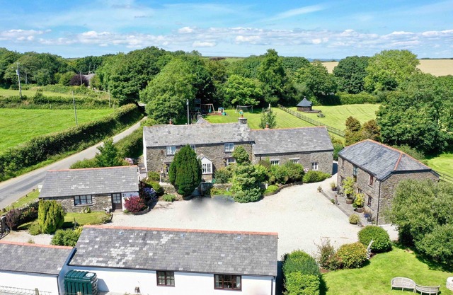 Barn Cottage sleeps 2 + baby/small child. A cosy 2 storey traditional Cornish stone character cottag