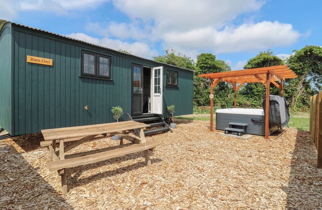 BARN OWL, pet friendly, with hot tub in Bottisham