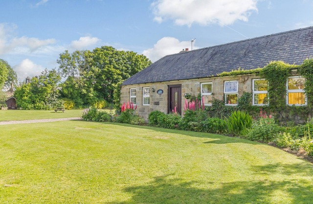 BARNACRE, pet friendly, character holiday cottage in Morpeth