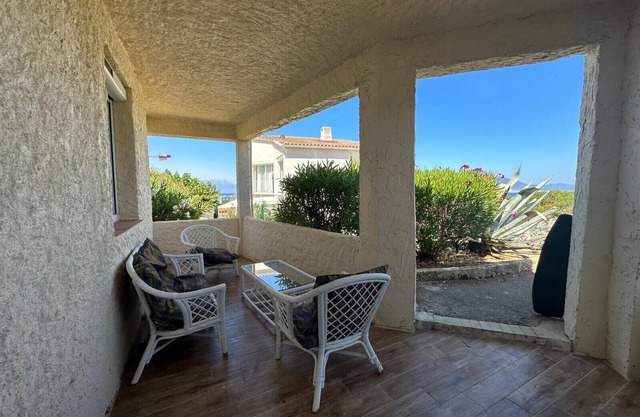 Bas de villa Climatisé et wifi 2 chambre pour 4 personnes et petite vue mer