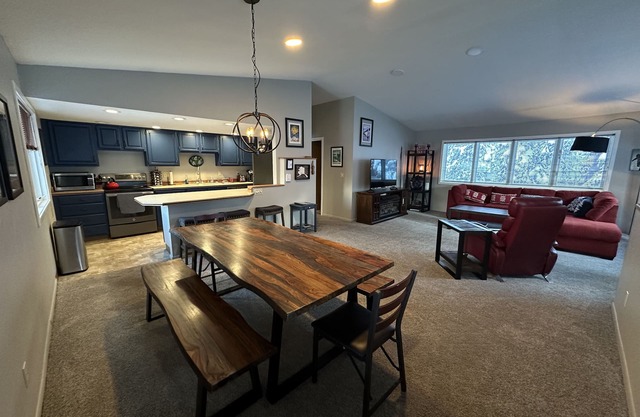 Base of Alyeska, walk to attractions, beautiful vacation home, private sauna!