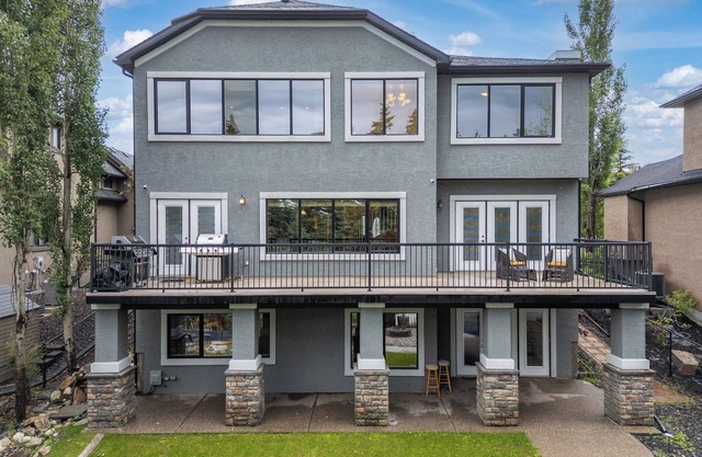 BASEMENT/3 BEDROOM/SLEEPS 12/COLD KITCHEN/FULL WALK OUT BASEMENT