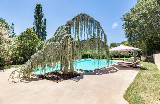 Bastide overlooking the Sainte Baume, ideal for families or friends