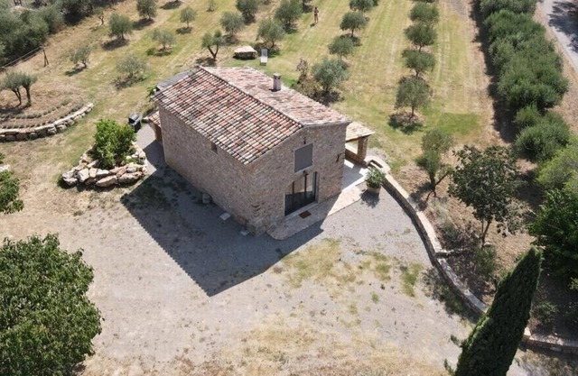 Bastidon between Stones and Vines