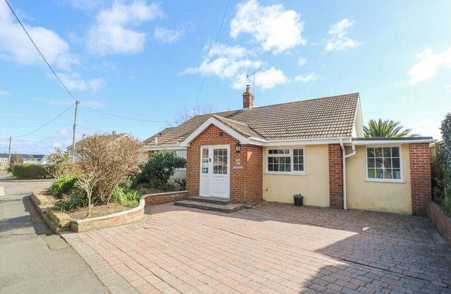 BAY COTTAGE, pet friendly, character holiday cottage in Bembridge