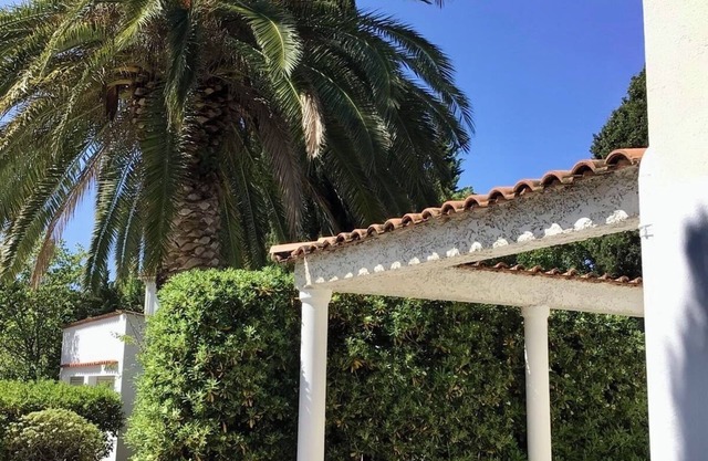 BAY DE SANARY INDEPENDANT GROUND FLOOR VILLA WITH TERRACE OVERLOOKING WOODED GARDEN