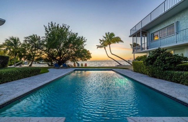 Bay front 6BDr Private Beach Pickle-ball Ct Game room Sunset Views