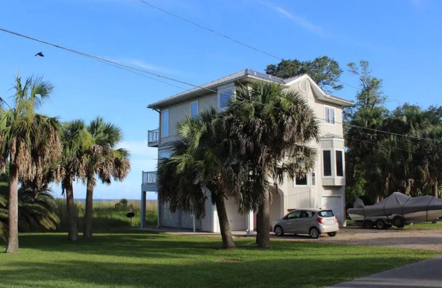 Bay Front Home, Historic South Side with Elevator, Sleeps 6, Close to Downtown