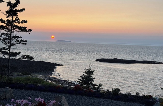 Bay of Fundy Oceanfront Retreat;nSeparate work space, King, Queen rooms, 2 baths