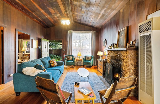 Bay Tree Cottage ~ Rustic, Charming, Centrally Located! Hot tub, Dog Friendly